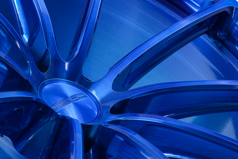 GT1 5-Lug Finished in Transparent Blue, hub detail